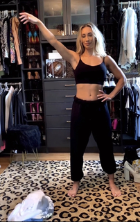 Leah Van Dale feet photo thumbnail