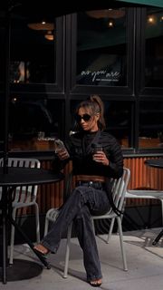 Leah Van Dale feet photo thumbnail