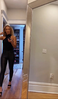 Leah Van Dale feet photo thumbnail