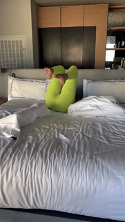Leah Van Dale feet photo thumbnail
