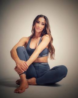 Leah Van Dale feet photo thumbnail