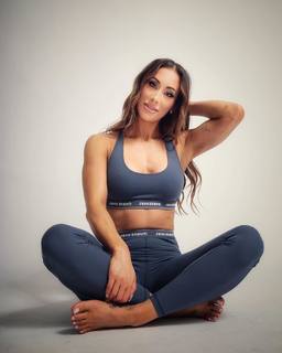 Leah Van Dale feet photo thumbnail