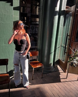 Leah Van Dale feet photo thumbnail