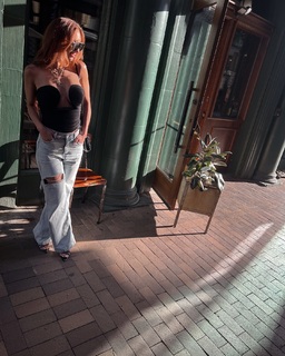 Leah Van Dale feet photo thumbnail