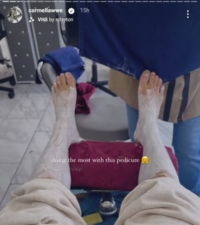 Leah Van Dale feet photo thumbnail