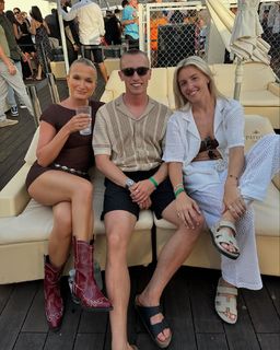 Leah Williamson feet photo thumbnail