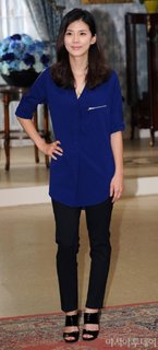 Lee Bo-young feet photo 17