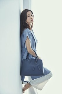 Lee Bo-young feet photo 11
