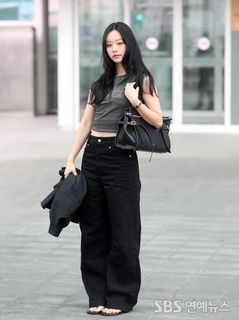 Lee Hyeri feet photo 3