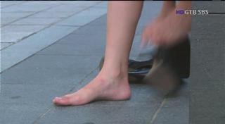 Lee Ji-ah feet photo 5