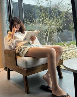 Lee Ji-ah feet photo 11