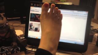 Lee Newton feet photo thumbnail
