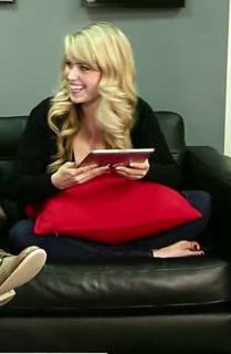 Lee Newton feet photo thumbnail