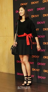 Lee Si-young feet photo 9