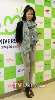 Lee Si-young feet photo 7