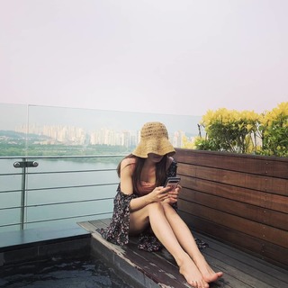 Lee Si-young feet photo 12