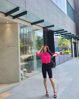 Lee Si-young feet photo 14