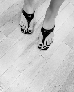 Lee Si-young feet photo 15