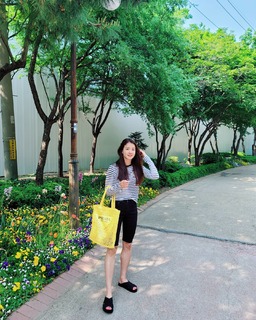 Lee Si-young feet photo 3