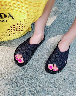 Lee Si-young feet photo 2