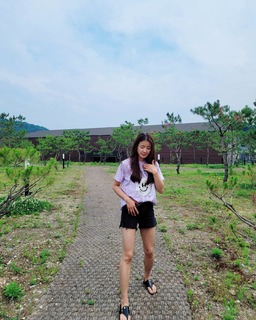 Lee Si-young feet photo 11