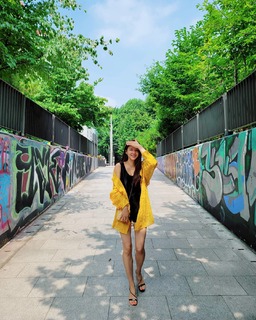 Lee Si-young feet photo 2