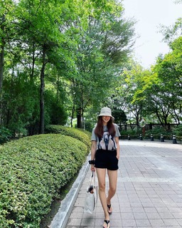 Lee Si-young feet photo 10