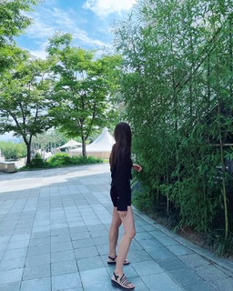 Lee Si-young feet photo 9
