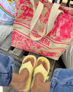 Lee Si-young feet photo 7
