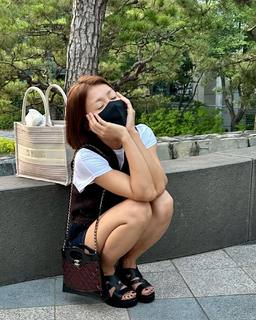Lee Si-young feet photo 6