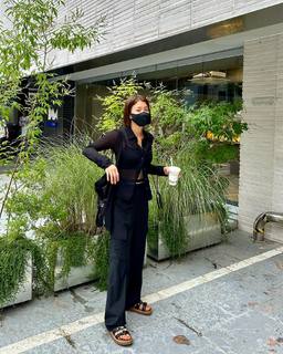 Lee Si-young feet photo 3