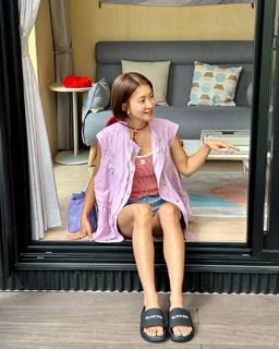 Lee Si-young feet photo 10