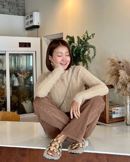 Lee Si-young feet photo 14