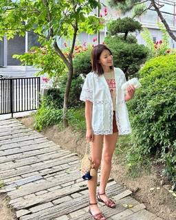 Lee Si-young feet photo 11