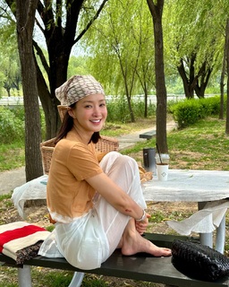 Lee Si-young feet photo 4