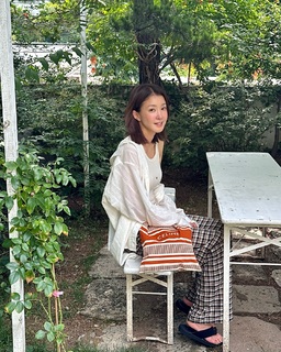 Lee Si-young feet photo 1