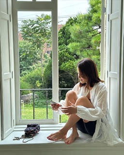 Lee Si-young feet photo 11