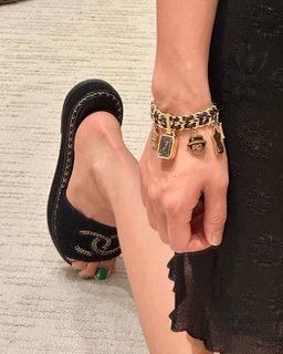Lee Si-young feet photo 3