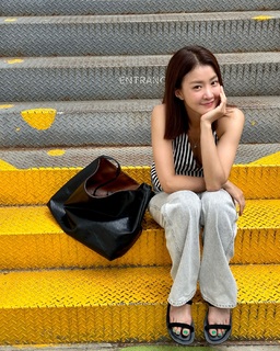 Lee Si-young feet photo 18