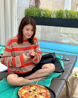 Lee Si-young feet photo 9