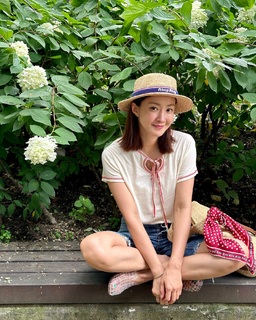 Lee Si-young feet photo 7