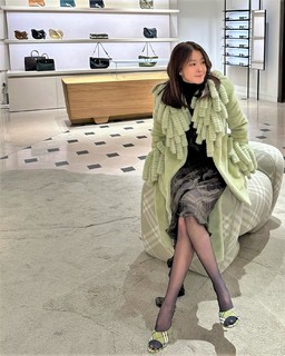 Lee Si-young feet photo 12