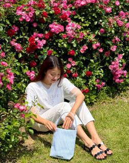 Lee Si-young feet photo 16