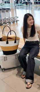 Lee Si-young feet photo 2