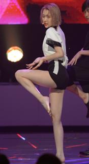 Lee Sun-Mi feet photo 3