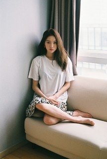 Lee Sung-kyung feet photo 2
