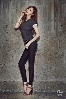 Lee Sung-kyung feet photo 2