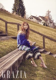 Lee Sung-kyung feet photo 15