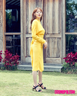 Lee Sung-kyung feet photo 12