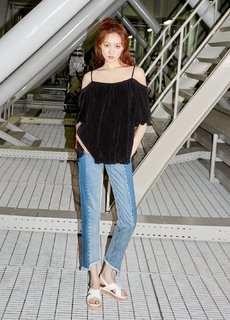 Lee Sung-kyung feet photo 2